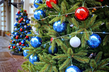 街道上圣诞树上的红蓝和白装饰球图片素材