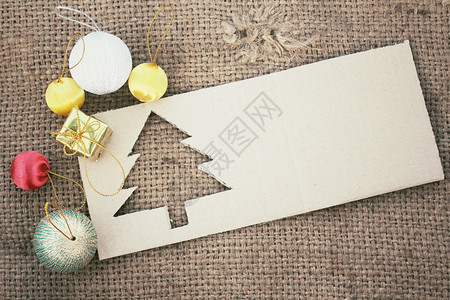 纸圣诞树和礼物图片