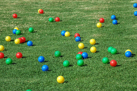红色黄色绿色和蓝色的多彩塑料球图片