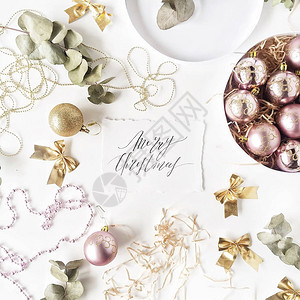 书法词圣诞快乐和框架制成的圣诞装饰圣诞球金属丝弓桉树图片