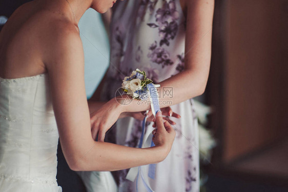 婚礼上伴娘手上的花图片