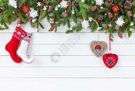 圣诞背景圣诞fir树枝白木板底的圣诞袜子顶视图复制图片