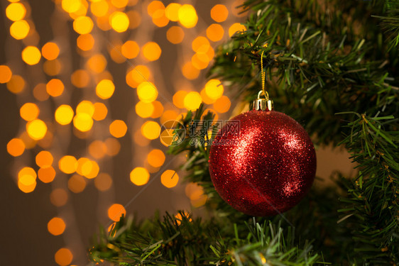 在前景的xma树上的圣诞球图片