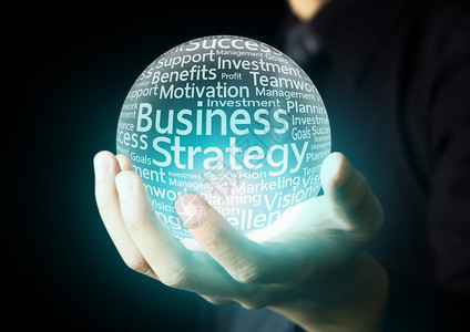 商人手在水晶球中展示商业战略词图片