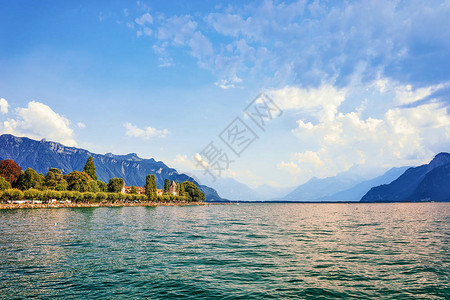 瑞士里维埃拉州Vevey的日内瓦湖堤岸图片
