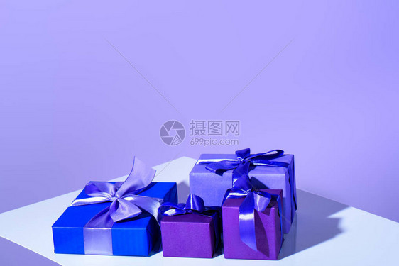紫色和紫色礼物盒带有图片