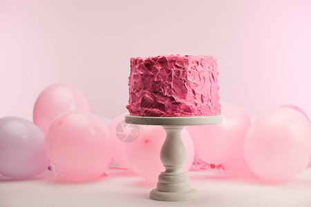 甜美粉红生日蛋糕的选择焦点在蛋糕摊台靠图片