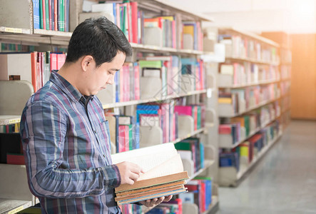 亚洲男学生在图书馆读书知识教图片