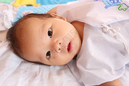 亚洲婴儿面对的怀疑是学习的发展健康观念和成长等情图片