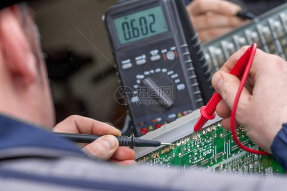 电动工程师用仪器检测电路板图片