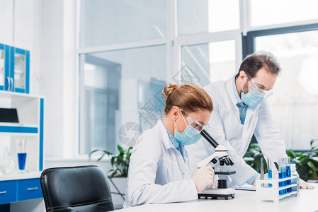 科学家在实验室从事科学研究的医学面罩和护目镜方图片