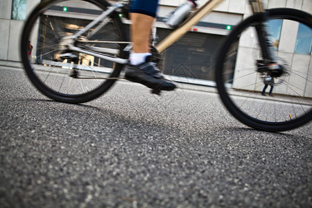 男人在街上骑自行车模糊和有图片