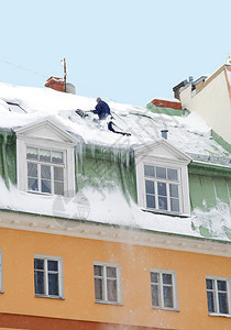 工人清理屋顶上的积雪图片