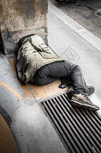 睡在地上的乞丐图片素材