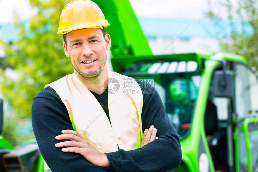 建筑工人或司机站在建筑工地的建图片