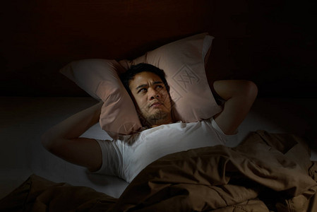 抑郁症患者躺在床上失眠背景图片