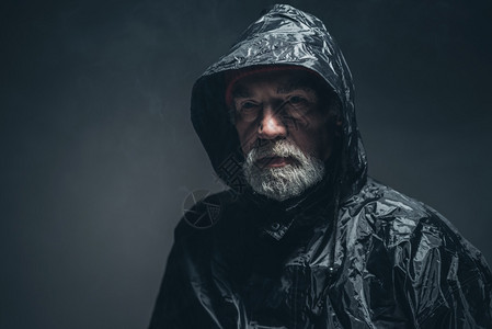 身穿黑色雨衣图片