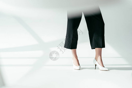 穿着白色高跟鞋的女人的特写镜头图片