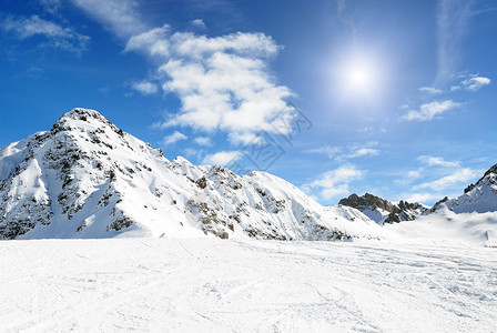 冬天雪下的高山脉图片