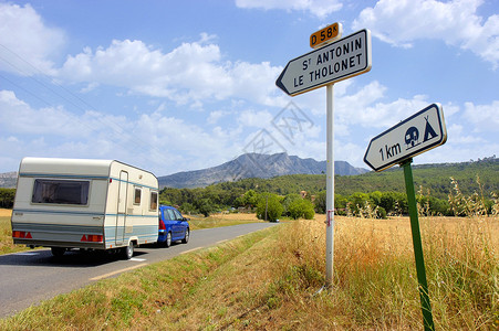在法国的州公路上背景图片