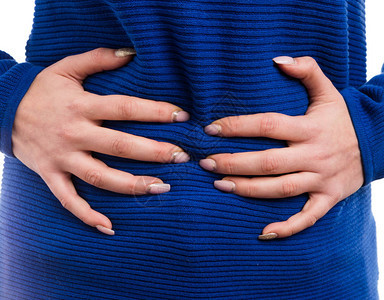 近身手紧的女手抓住浮肿的痛苦腹部作为便秘肠问题概念图片