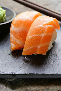 配鲑鱼的寿司图片