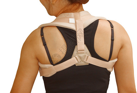 穿着锁骨套子的女人们为释放疼痛和肩膀不动而佩戴锁骨图片