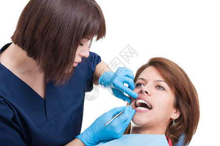 进行定期口腔检查的女牙医图片
