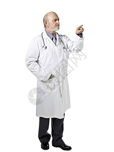 一名身穿医疗服的男医生的肖像指着白图片