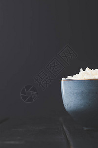 黑桌上一碗美味米饭的特写镜头图片