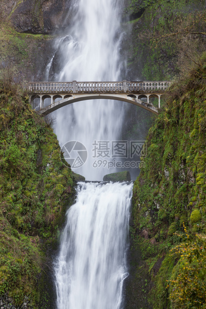 俄勒冈州Columbia峡谷的MultnomahFalls在图片