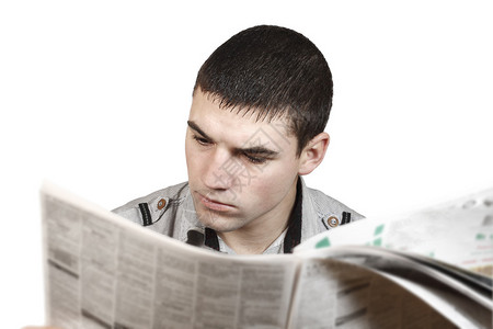 年轻男子在阅读一份孤立于白背景图片