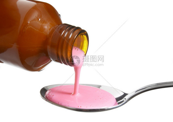 糖浆勺子和瓶子放在白色背景上图片