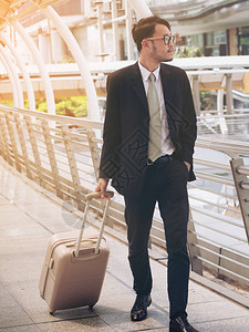 带着旅行袋的商人出于商务目的在国际机场或车站出差图片