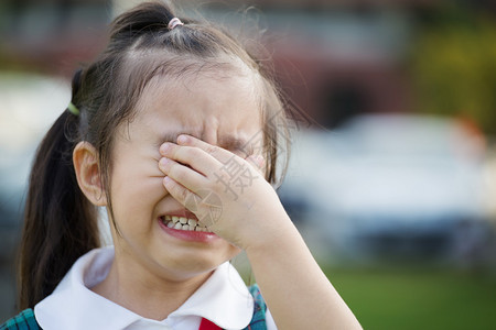 哭泣的亚洲儿童对女学生闭图片