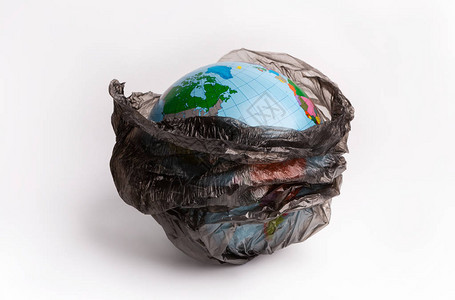 拯救世界创意环境污染或世界日概念在白色背景上隔离的黑色垃圾袋内图片