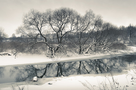 冬天初冬在寒冷河水上图片