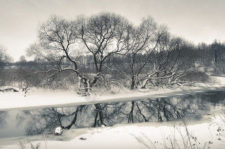 冬天初冬在寒冷河水上背景图片