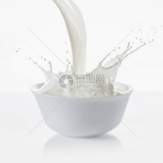牛奶在白色背景的白色碗里溅起的水花图片