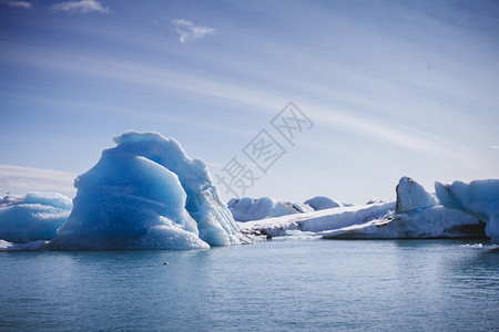 冰山漂浮在薄雾中的冰川泻湖冰岛图片