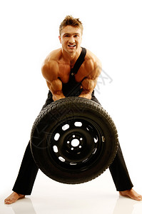 一个有汽车轮胎的人图片
