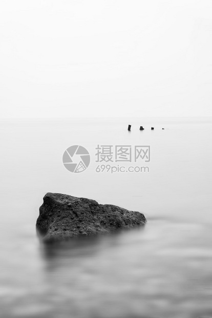 黑白海中沉船废墟的景观极简形象图片