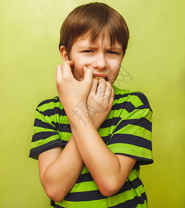 牙痛脸颊被绿色背景遮住小男孩牙痛图片