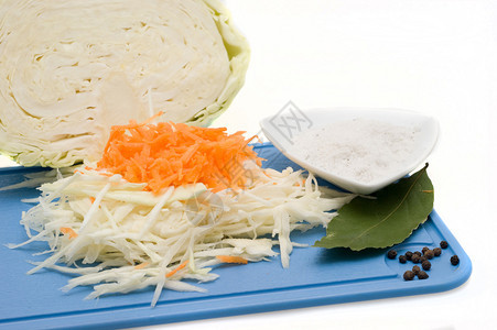 白色背景上的酸菜产品特写图片