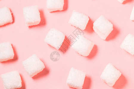 粉红色背景上的白色棉花糖背景图片