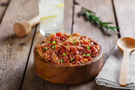 黑芝麻粉,山核桃粉意大利面螺丝粉配肉末和番茄酱背景
