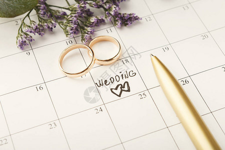 单字婚礼两个心和金环在日历上图片