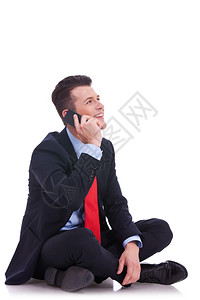 坐在着的年轻商人在电话里说话图片