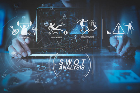 具有公司优势劣势威胁和机会的SWOT分析虚拟图商人手在现代办公室与现代笔记本电脑一起使图片