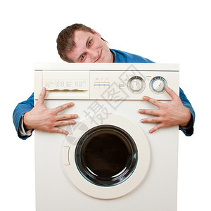 修理工拥抱洗衣机被白色隔离图片